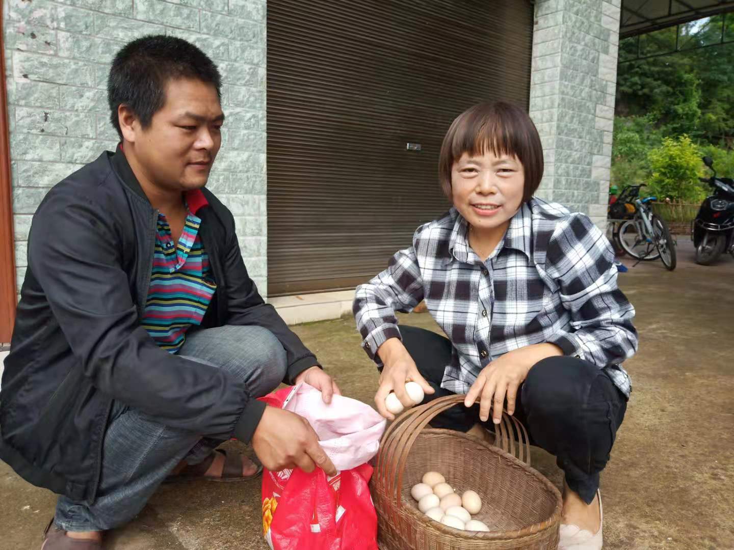 张小华代表到兰武村3社张小铜家收集土鸡蛋.jpg