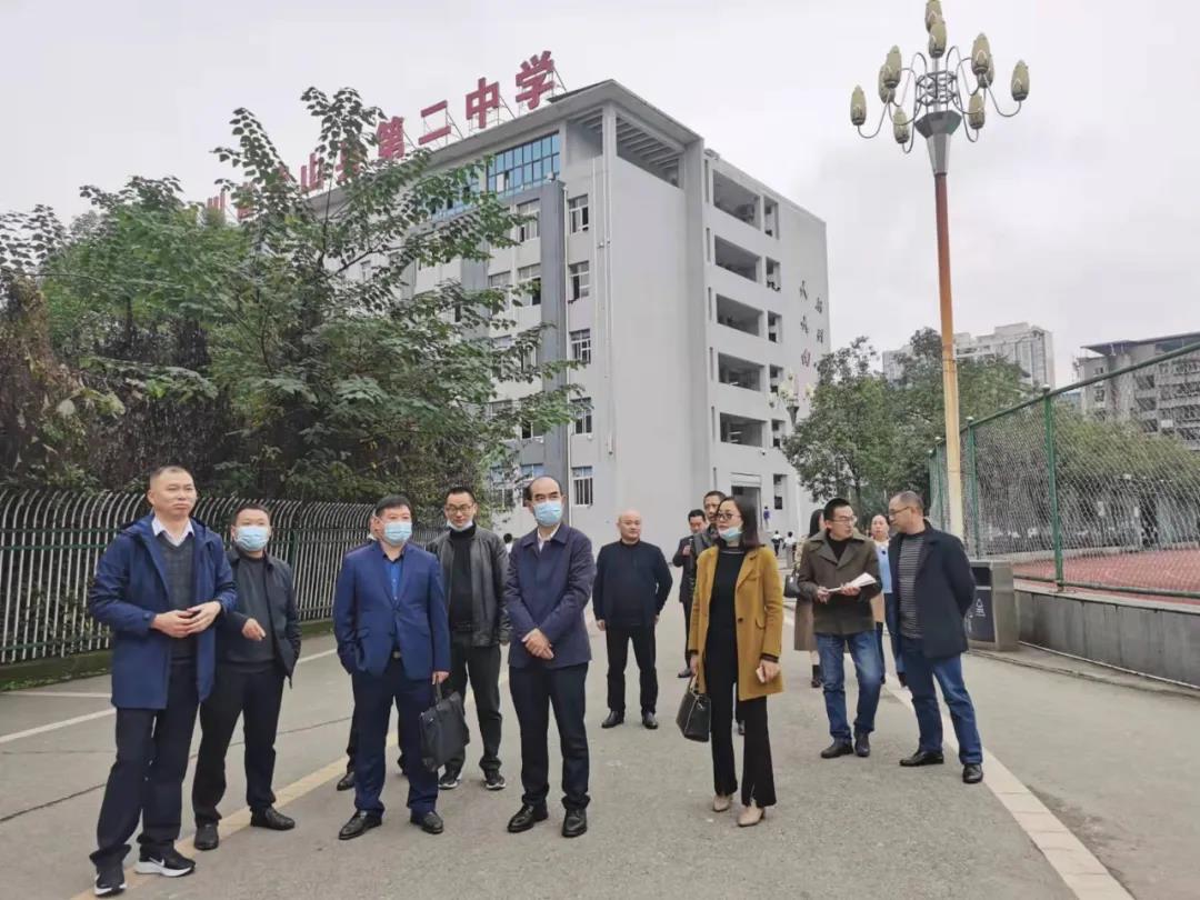 县人大常委会副主任张晓红带队调研营山二中工作